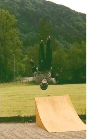 Jan beim Salto gestreckt