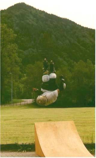 Benjamin beim Salto mit Schraube